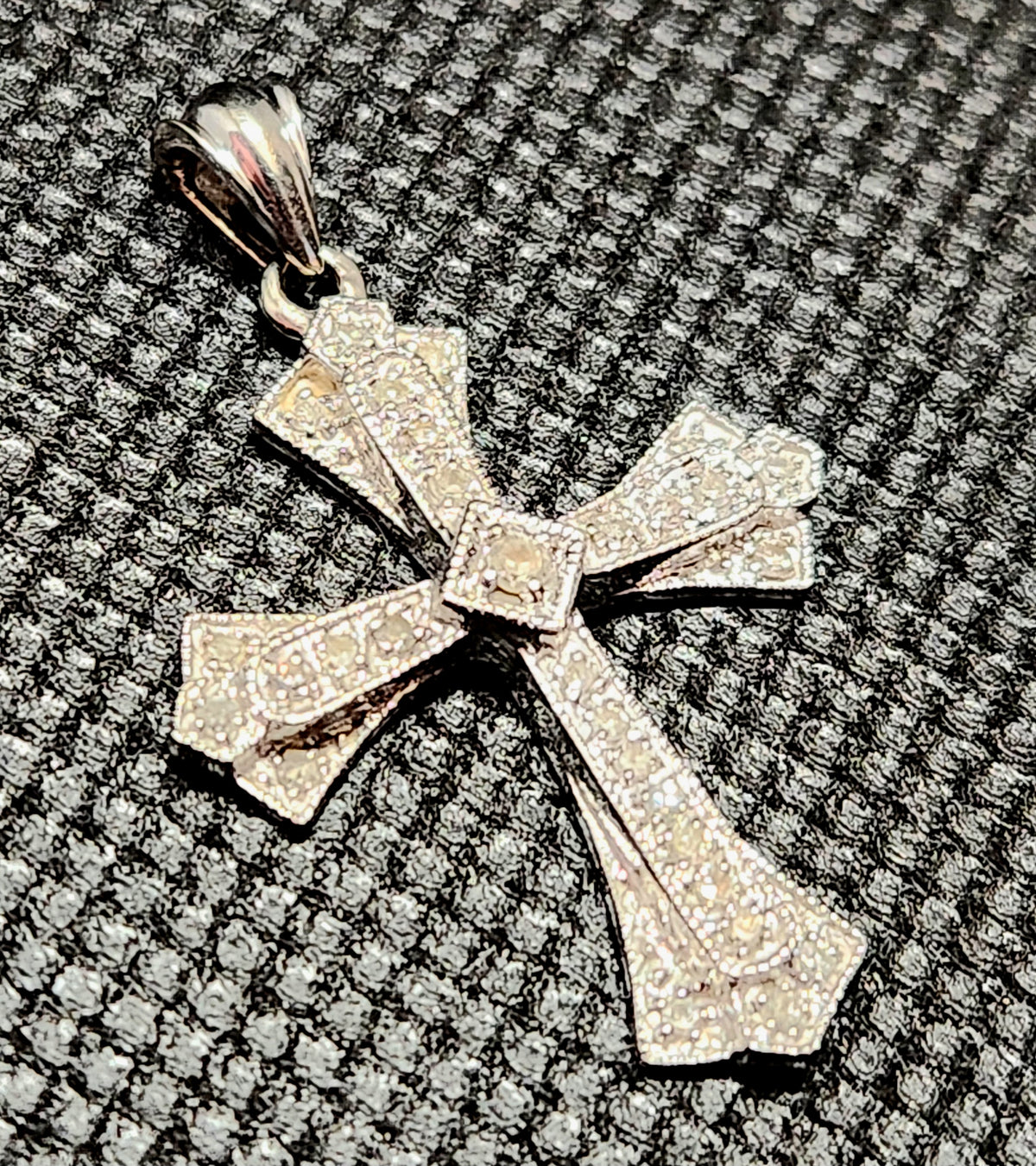 10K Solid White Gold 0.18TW Diamond Cross